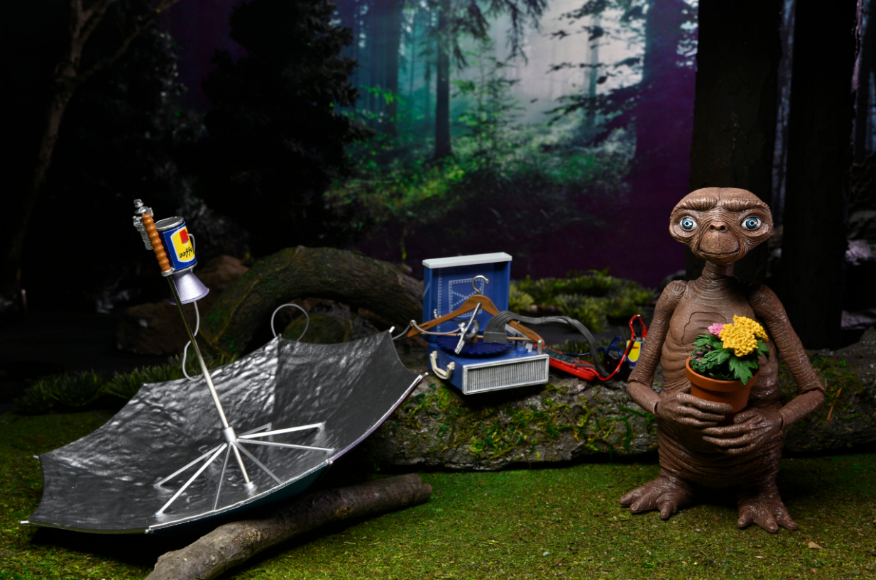 E.T. The Extra-Terrestrial 40th Anniversary Deluxe Ultimate E.T. with LED Chest 7-Inch Scale Action Figure